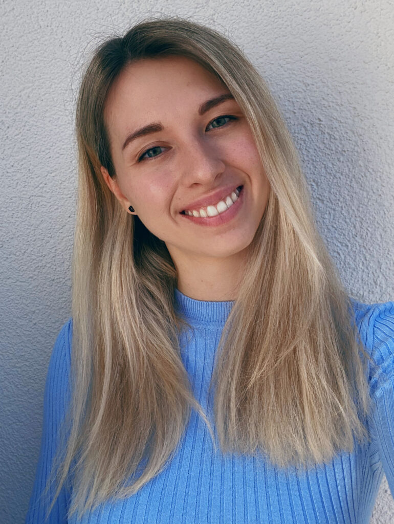 Ein Portrait einer blonden Frau, Lisa Hütter, diplomierte Designerin in den Bereichen Mediendesign und Webdesign