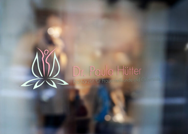 Logo auf einer Fensterfront, das die visuelle Identität des Unternehmens präsentiert
